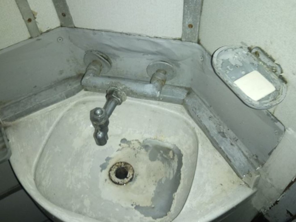 И за это еще берут деньги: Сеть шокировало состояние туалета в поезде «Киев-Бердянск» (ФОТО)