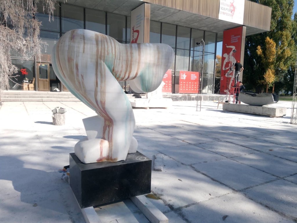 В ВДНХ вандалы облили зеленкой и йодом скульптуру канадского мастера (ФОТО)