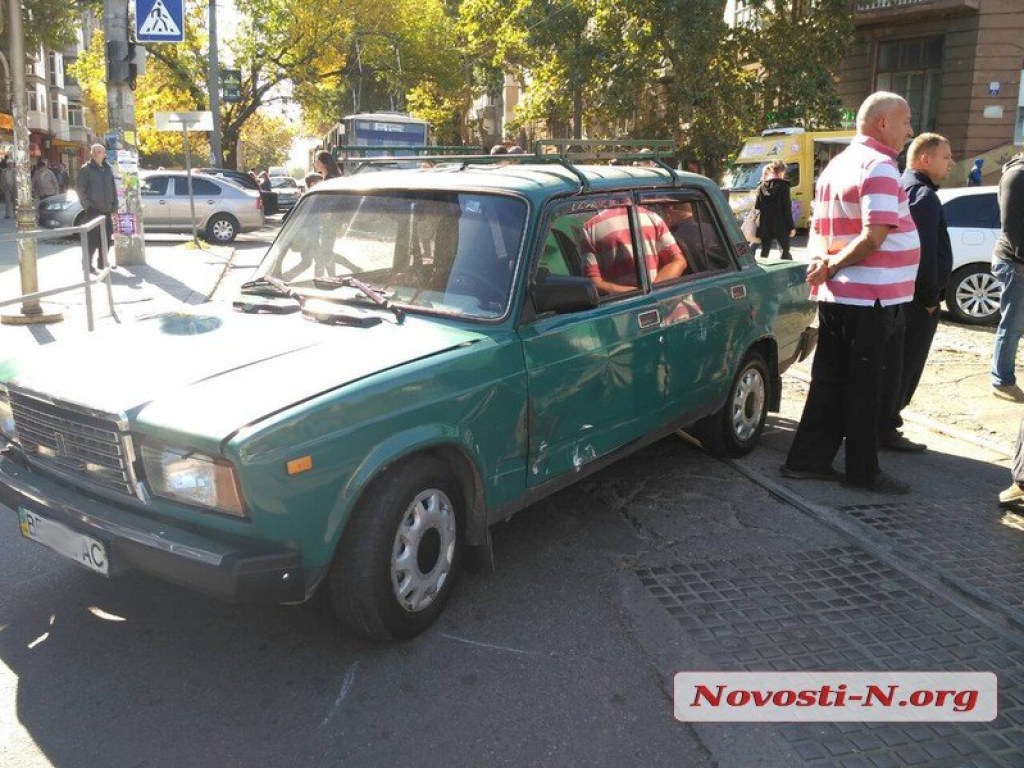 В Николаеве столкнулись микроавтобус и автомобиль (ФОТО)