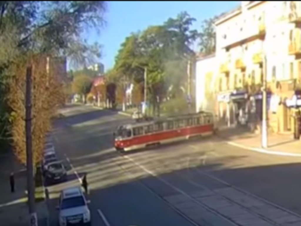 В Каменском трамвай сошел с рельсов и разнес припаркованные авто (ВИДЕО)