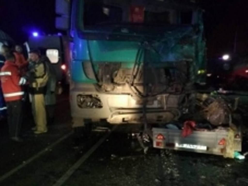Жуткое ДТП в России: Самосвал раздавил микроавтобус, погибли 13 человек (ВИДЕО)