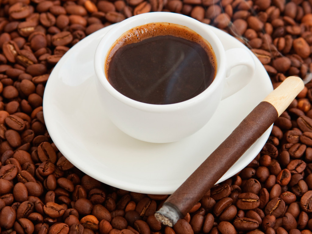 Иммунолог рассказал, на какие продукты стоит налегать любителям кофе и сигарет