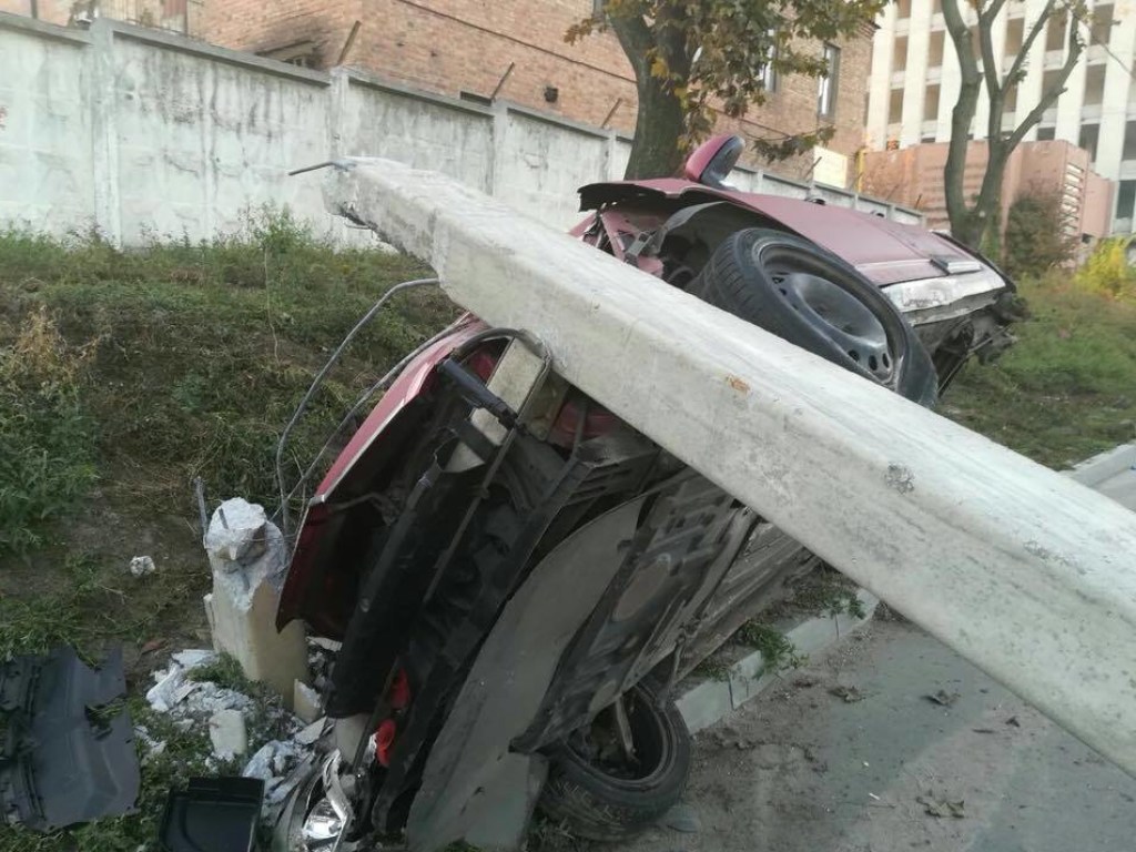 В Харькове автомобиль протаранил столб при странных обстоятельствах (ФОТО)