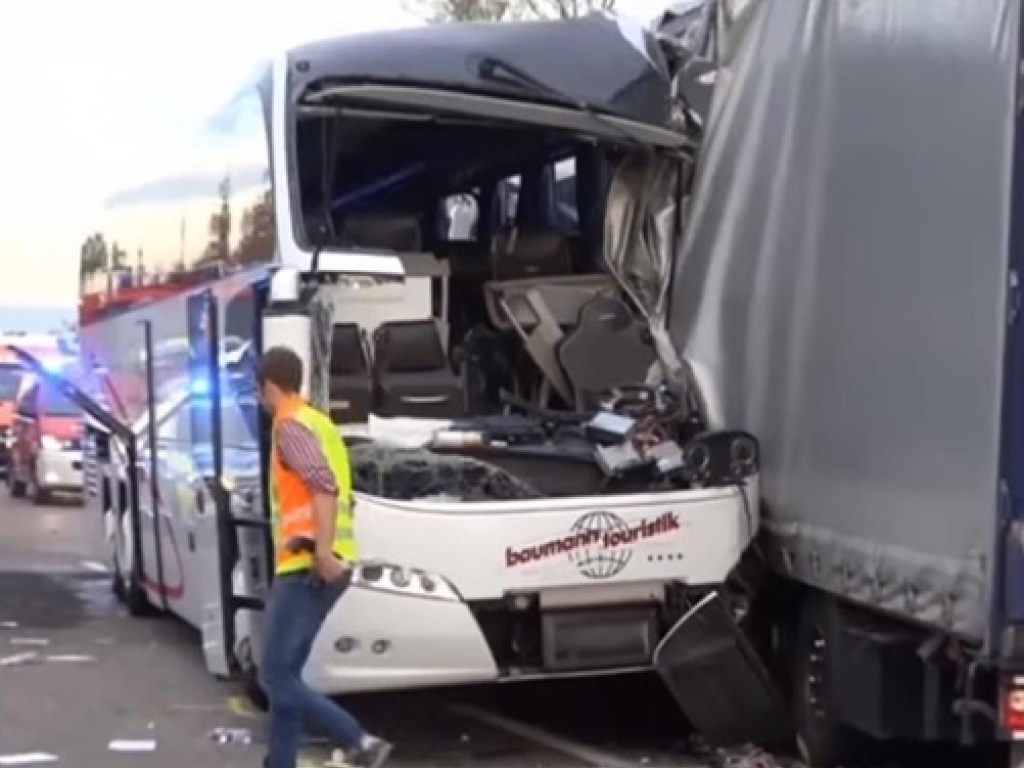 Пострадали 35 человек: Автобус с туристами попал в ДТП в Германии (ВИДЕО)