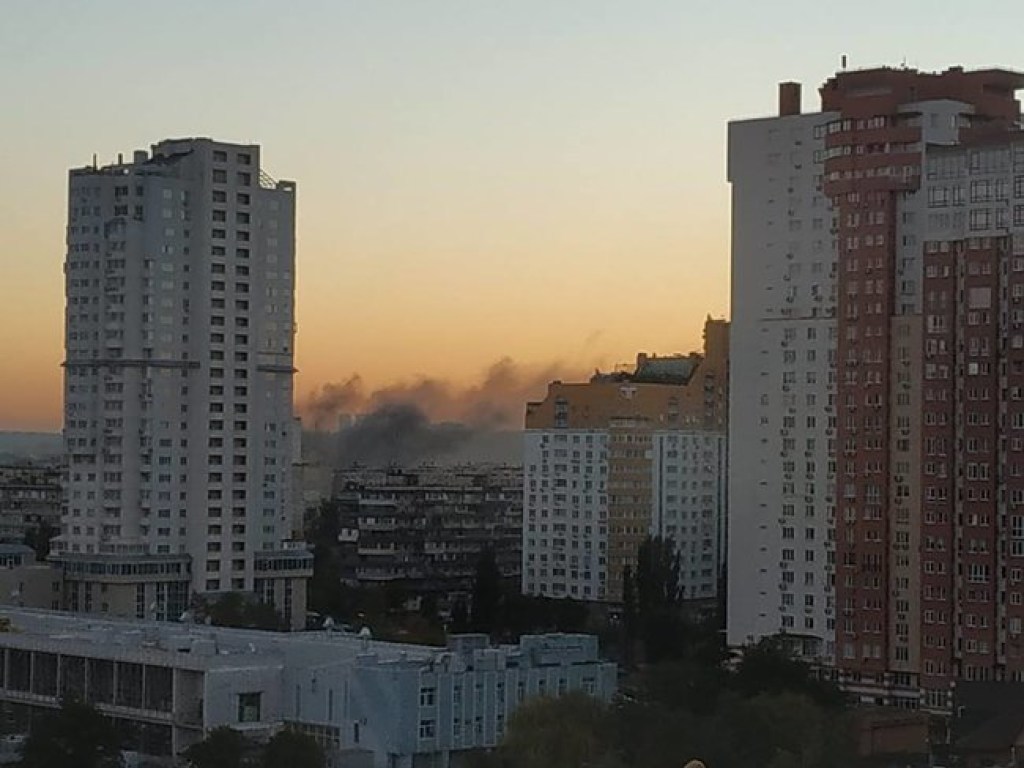 На левом берегу Киева горит супермаркет «Мегамаркет» (ФОТО, ВИДЕО)