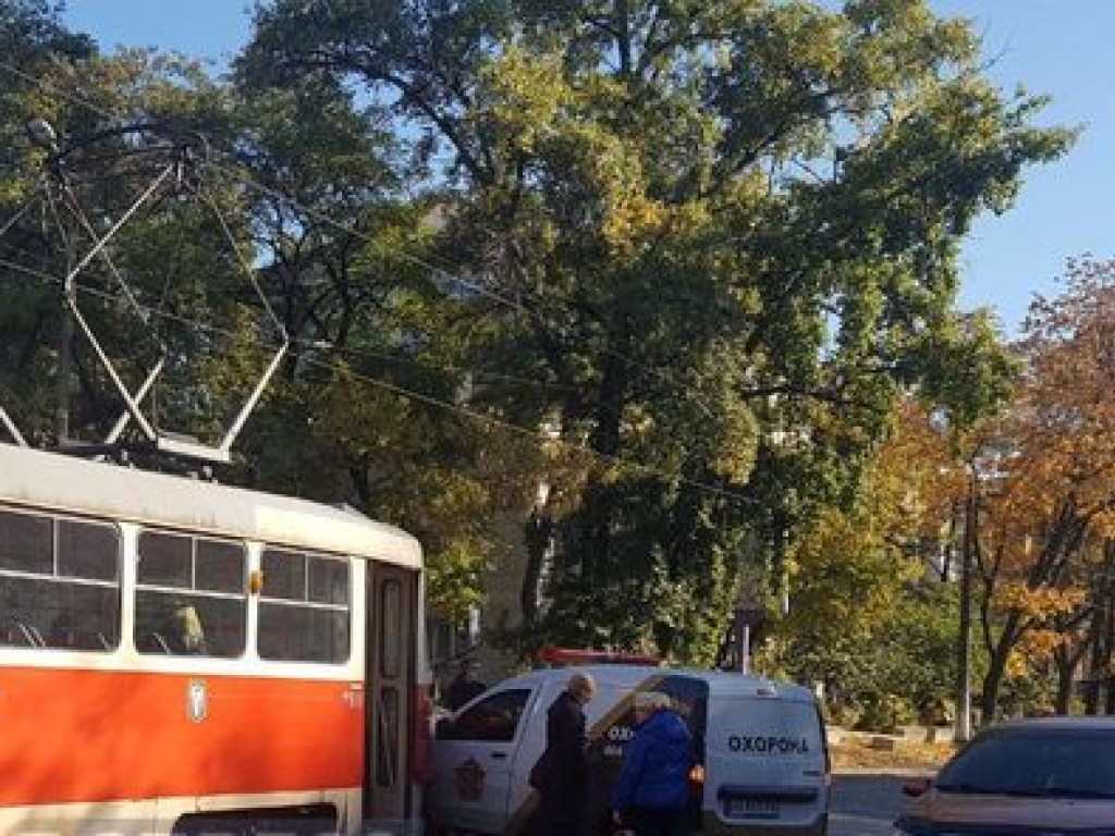 Авто охранной службы столкнулось с трамваем в центре Киева (ФОТО)