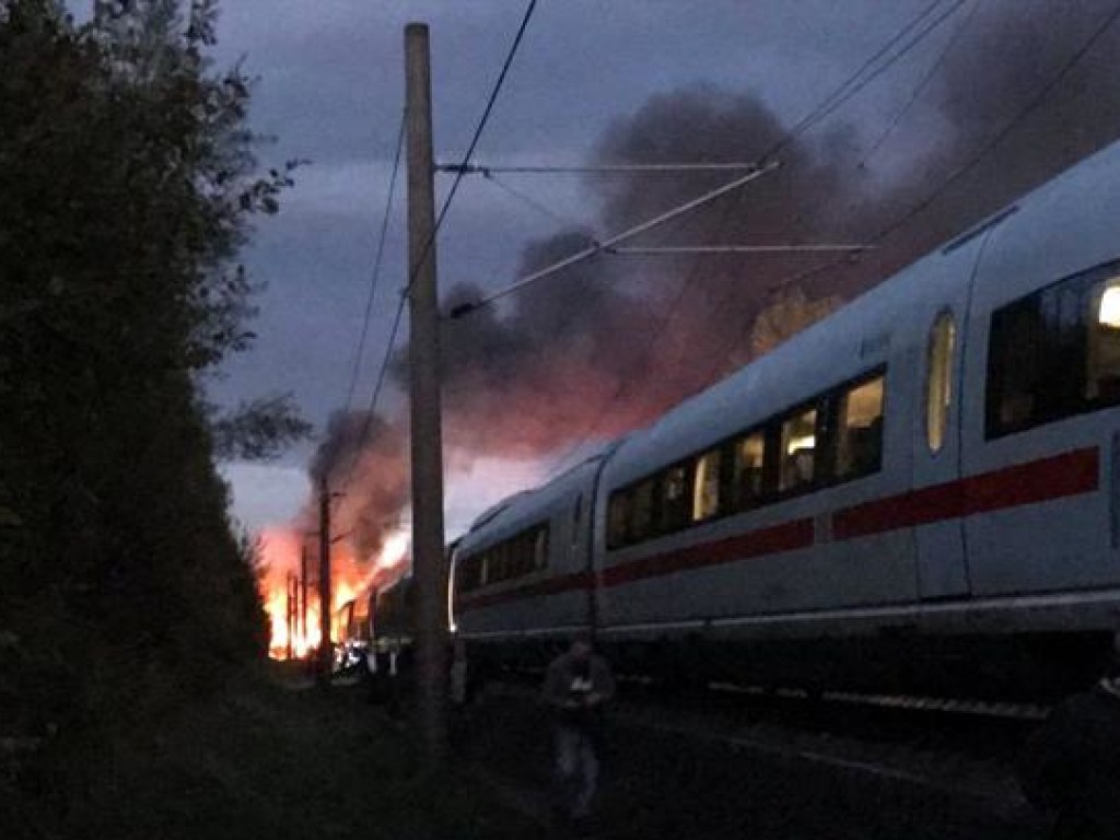 Поезд с 500 пассажирами загорелся на ходу в Германии