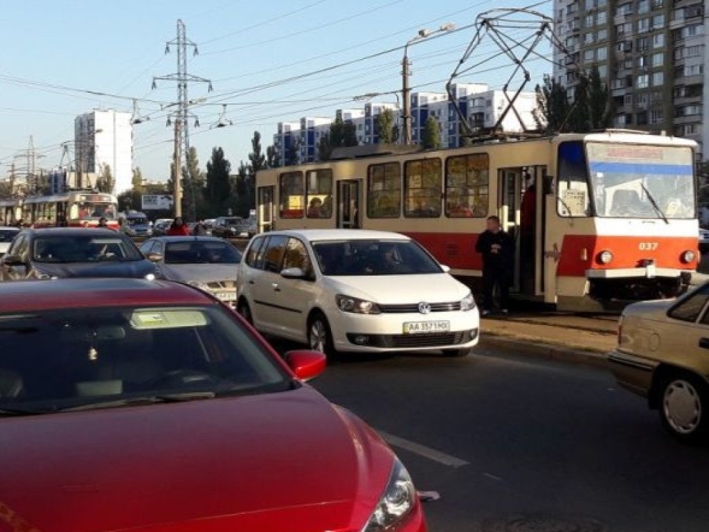 Пассажиры шли к метро пешком: Возле «Черниговской» в Киеве случился трамвайный коллапс (ФОТО)