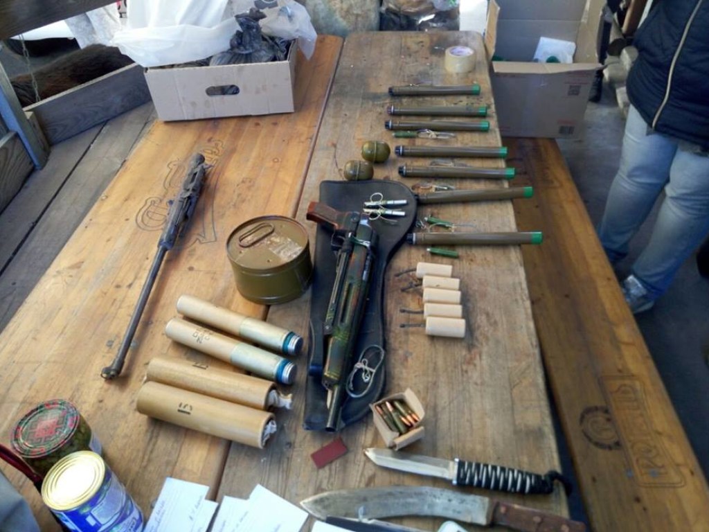 Мужчина продавал оружие из зоны ООС в Днепре (ФОТО)