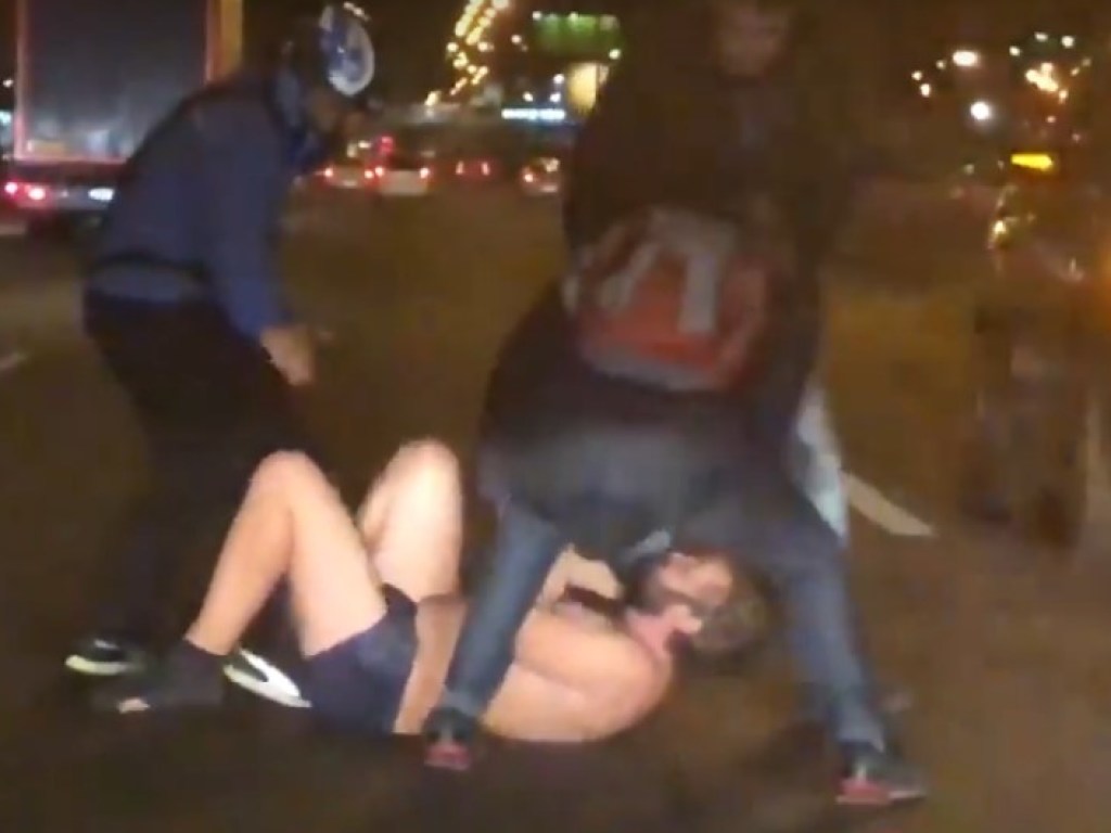 В Киеве на оживленном проспекте полуголый неуравновешенный мужчина бросился под фуры (ФОТО, ВИДЕО)