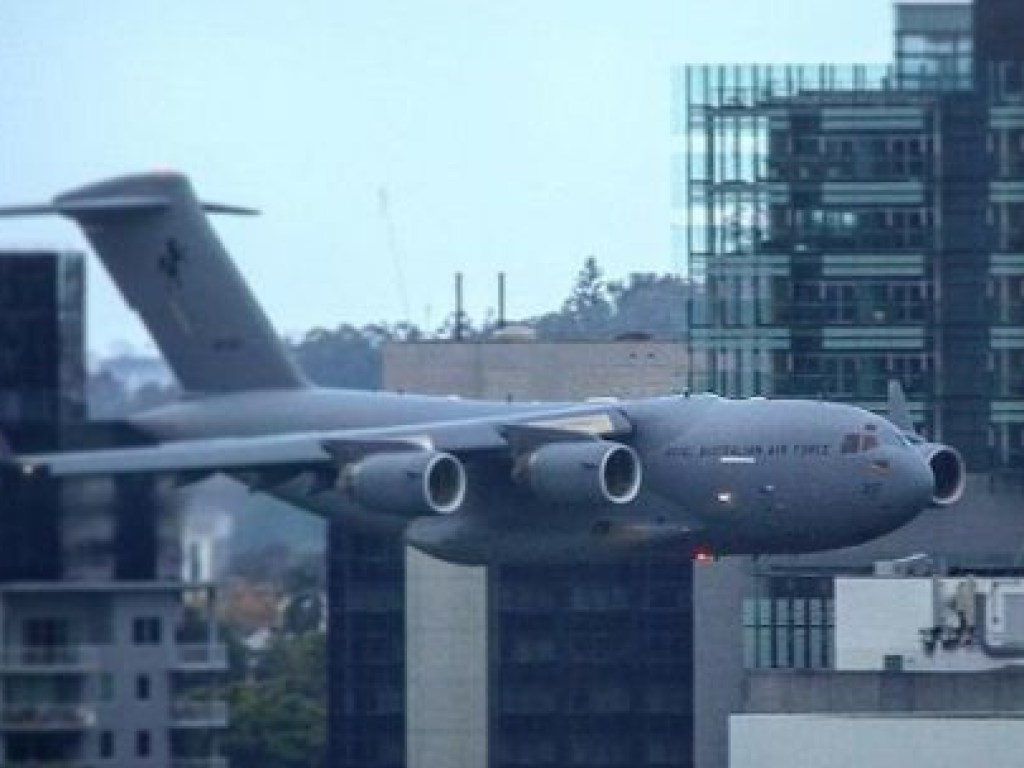 Высший пилотаж: в Австралии огромный военный самолет пролетел между небоскребами (ВИДЕО)