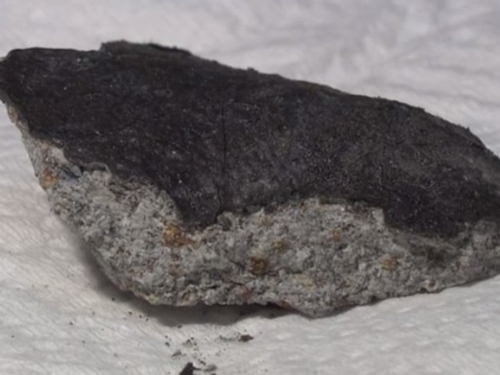 Фрагмент метеорита оказался на крыше дома жителя Японии (ФОТО, ВИДЕО)