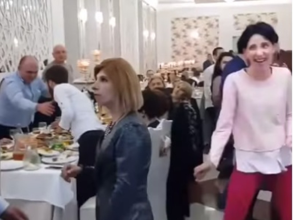 Не дала станцевать: сеть рассмешил поступок ревнивой жены на грузинской свадьбе (ВИДЕО)