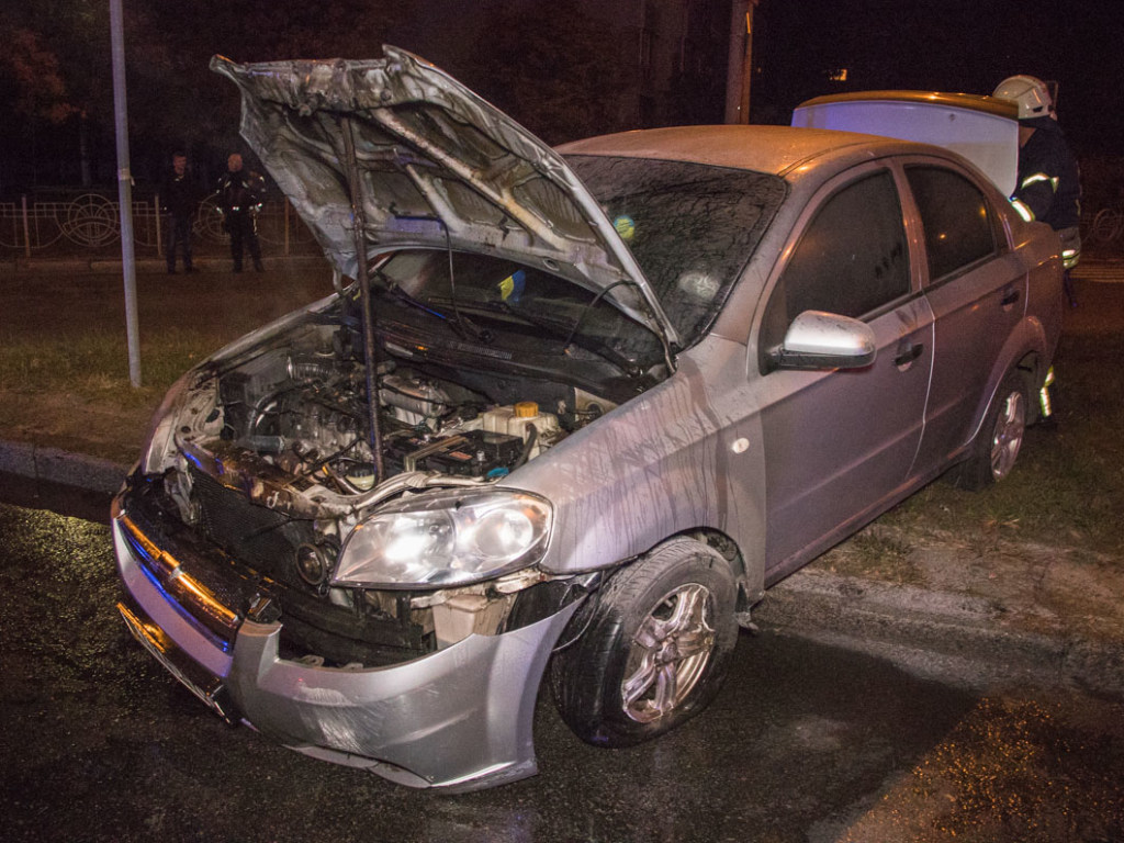 На Оболони в Киеве Chevrolet снес столб и вспыхнул (ФОТО, ВИДЕО)