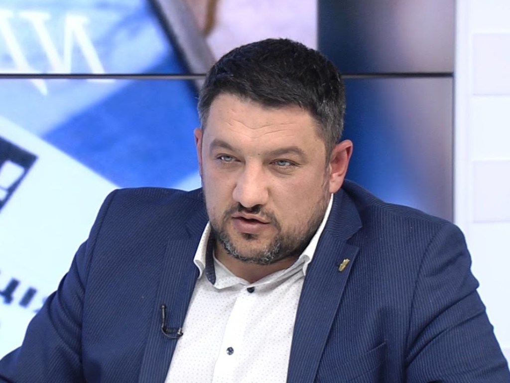Депутат Киеврады выстрелил себе в живот из наградного оружия