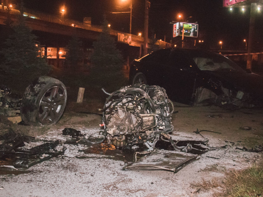 Двигатель вырвало: в Киеве пьяный мужчина за рулем Honda слетел с Индустриального моста (ФОТО, ВИДЕО)