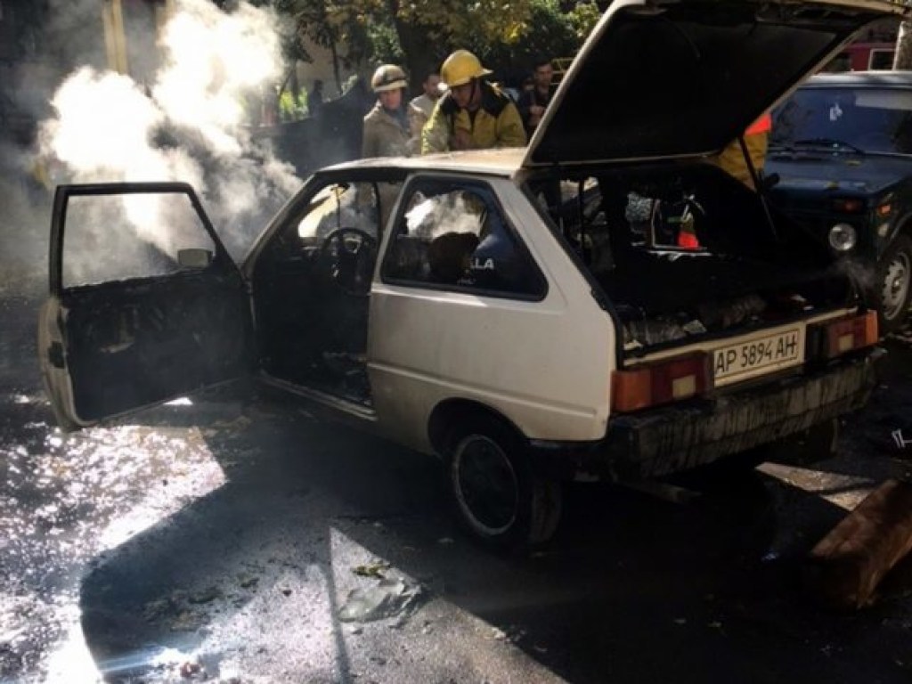 На центральном проспекте в Мелитополе дотла сгорел автомобиль (ФОТО)