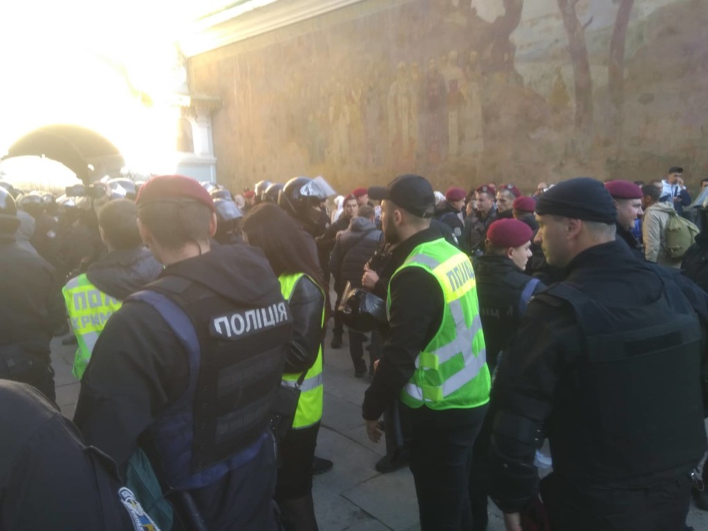 В Киеве усилили охрану у метро «Арсенальная»: из Лавры вывели более сотни провокаторов (ФОТО, ВИДЕО) &#8212; ОБНОВЛЕНО