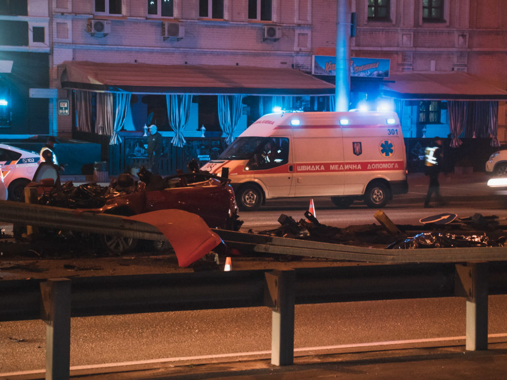 Два трупа: на Набережно-Крещатицкой в Киеве Mercedes на большой скорости влетел в отбойник (ФОТО, ВИДЕО)