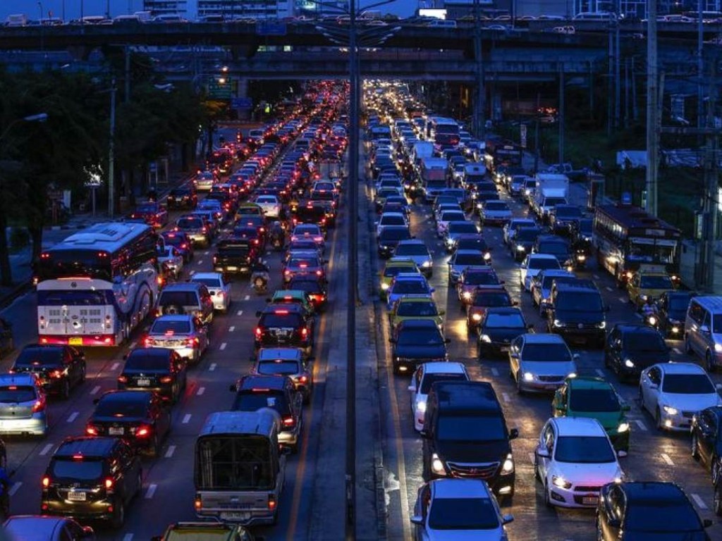Пробки на столичных дорогах появляются из-за неправильной работы светофоров &#8212; эксперт