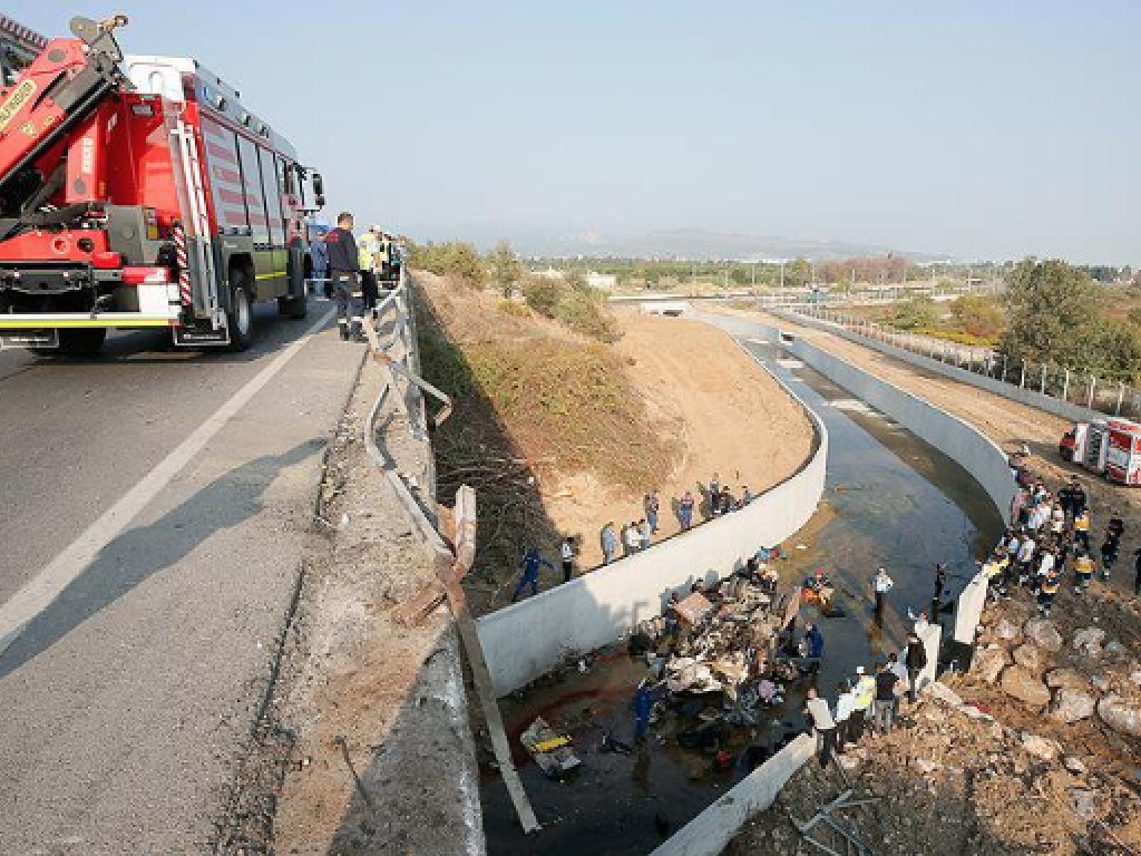 Грузовик рухнул в реку: в Турции в ДТП погибли 19 человек, в том числе дети
