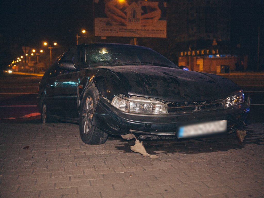 В Днепре Honda влетела в бордюр (ФОТО)