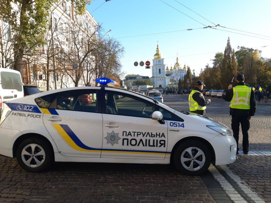 В Киеве полиция усилила патрулирование на остановках общественного транспорта и в метро