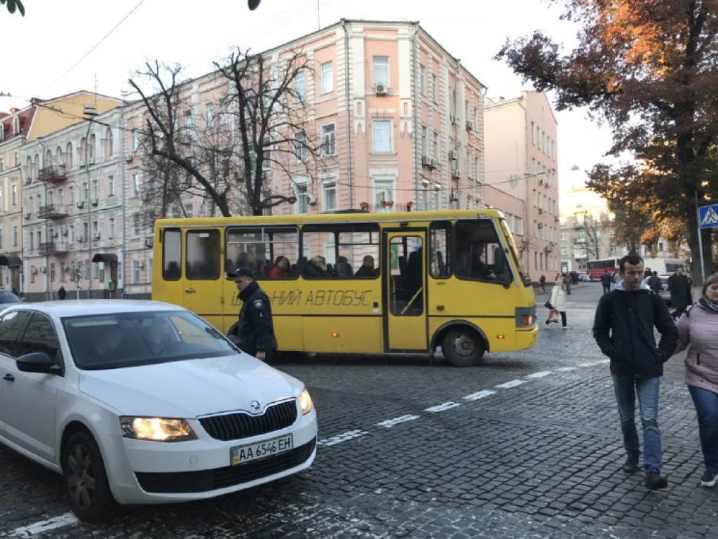 Центр Киева перекрыт: на Софийскую площадь свезли на автобусах людей на молебен за автокефалию (ФОТО)
