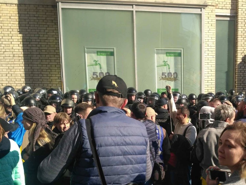 Дубинки и слезоточивый газ: в Киеве на Майдане активисты подрались с полицией (ФОТО, ВИДЕО)