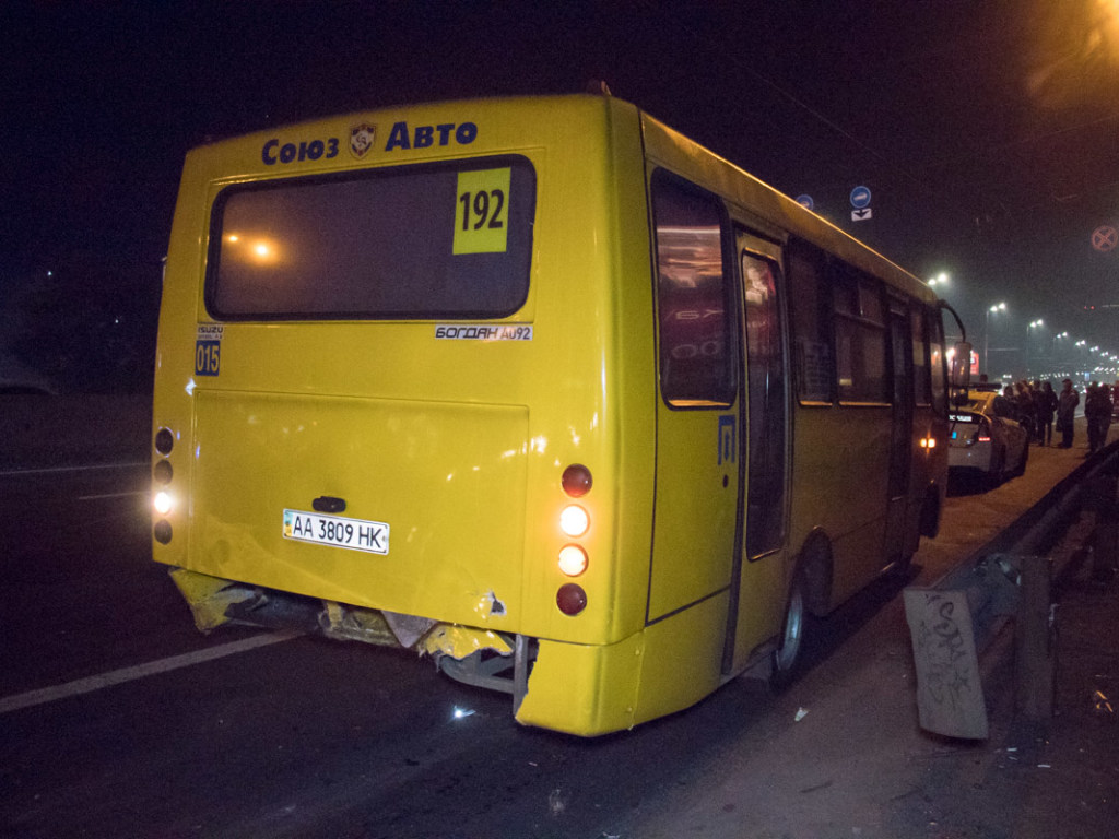 В Киеве у ТЦ Skymoll Mercedes на бешеной скорости влетел в маршрутку с пассажирами (ФОТО, ВИДЕО)