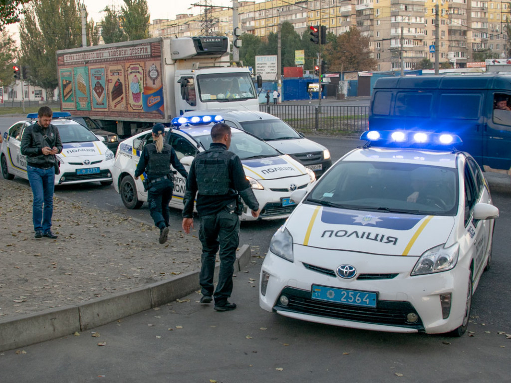 Распороли кожу возле сердца: В Днепре возле ТРЦ избили и ударили ножом мужчину (ФОТО)