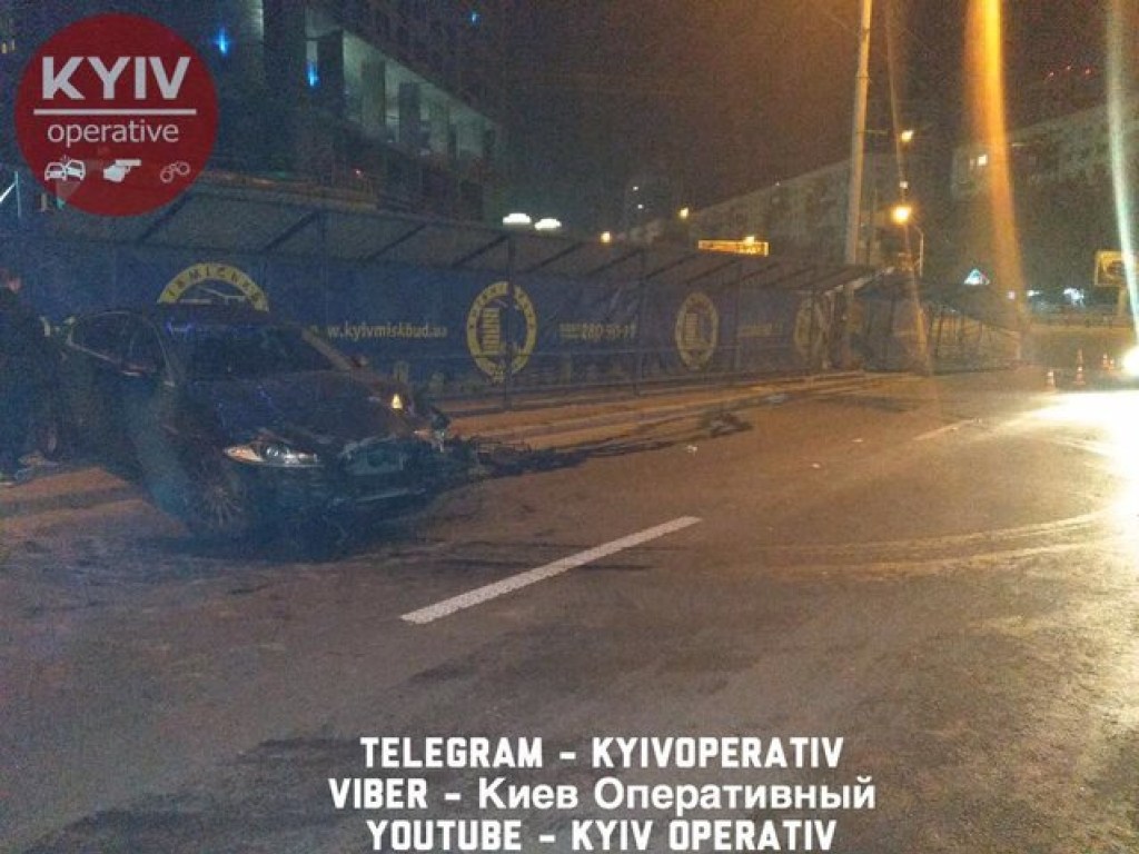 На проспекте Победы в Киеве Jaguar снес Alfa Romeo и вытолкнул авто на тротуар (ФОТО)