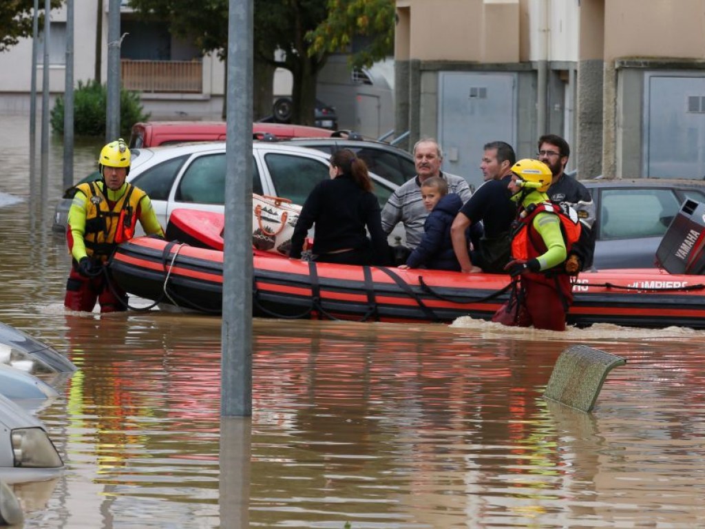 Мощное наводнение во Франции: Погибли 13 человек