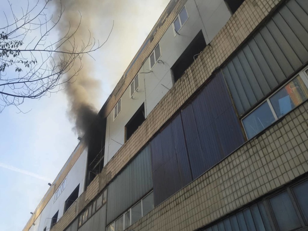Пожар на заводе «Транссигнал» в Киеве: в ГосЧС рассказали о пострадавших
