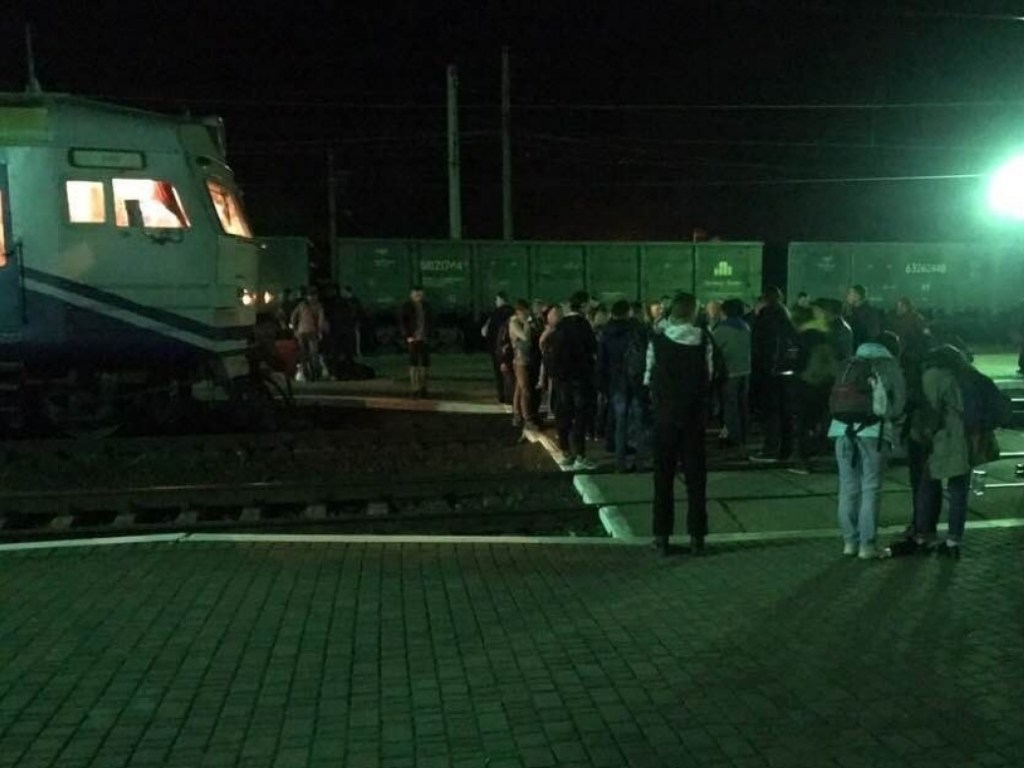 Не хватает вагонов: Пассажиры заблокировали поезд &#171;Мукачево-Львов&#187; (ФОТО)