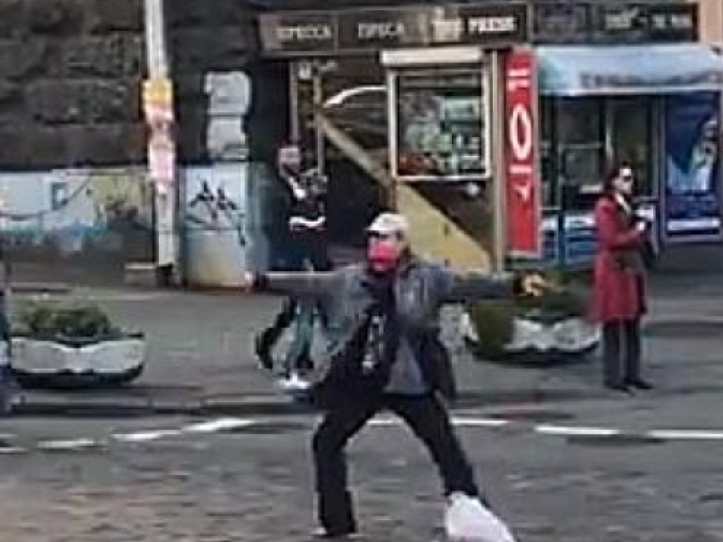 Веселый регулировщик: В центре Киева мужчина с пакетом станцевал на проезжей части (ВИДЕО)