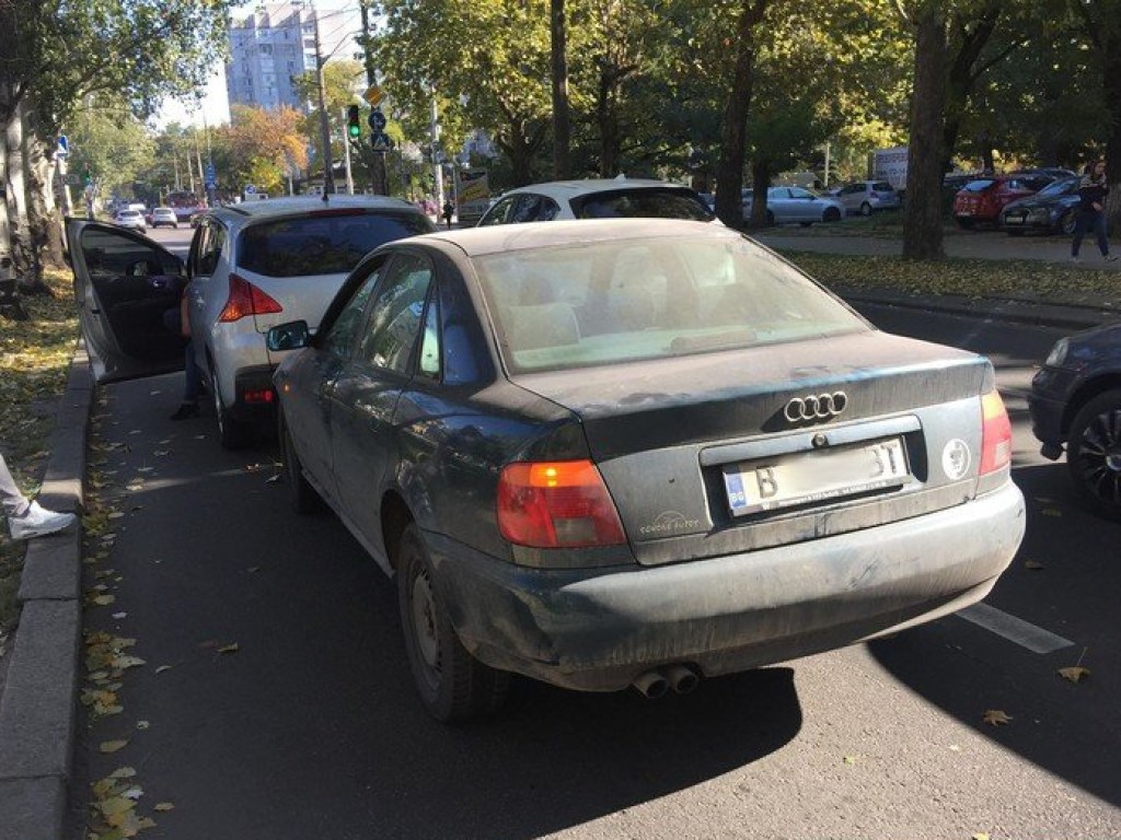 В Николаеве столкнулись Peugeot и Audi: образовалась пробка (ФОТО)