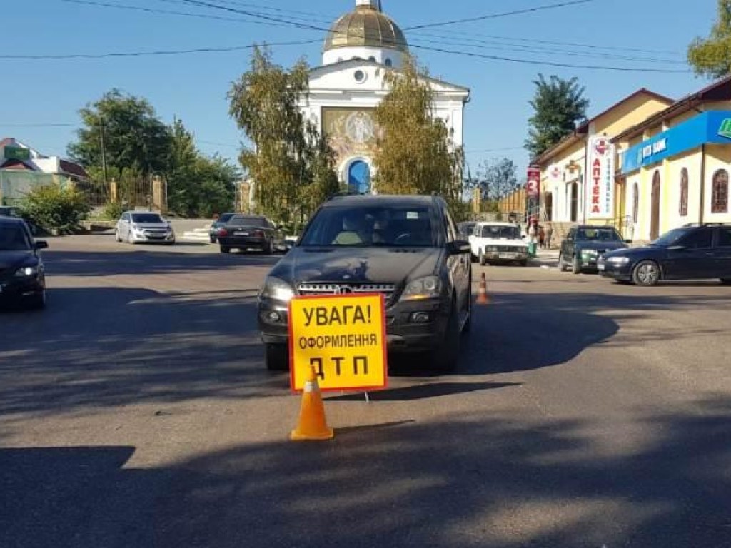 В Одесской области Mercedes  сбил двоих пешеходов