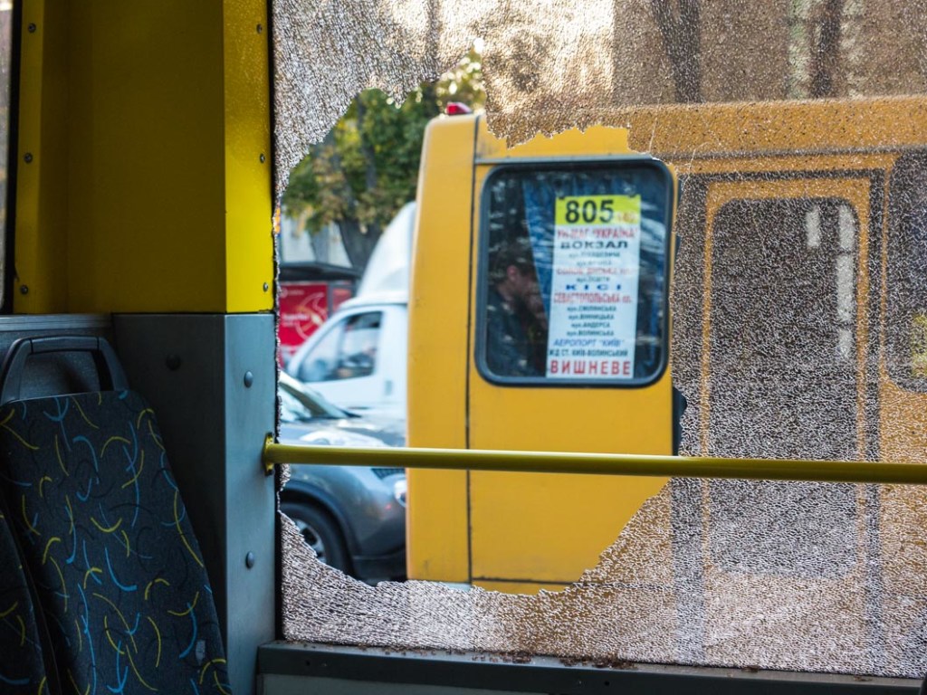 На Воздухофлотском проспекте в Киеве маршрутка разбила окна троллейбусу, есть пострадавшие (ФОТО)