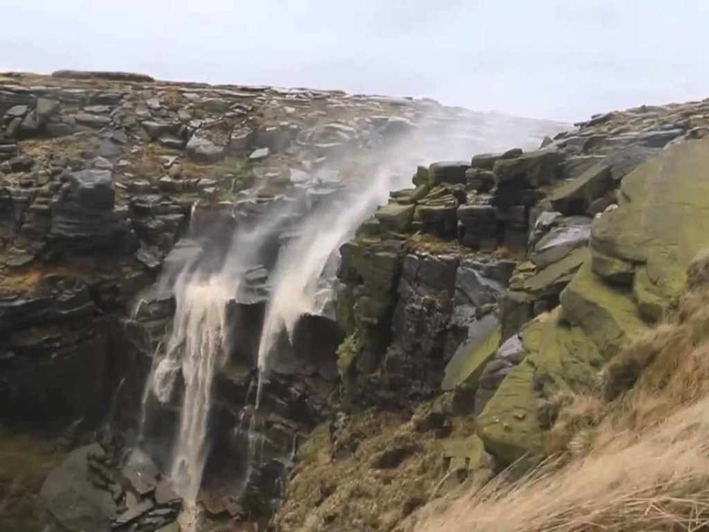 Уникальное зрелище: Из-за сильнейшего шторма водопад стал течь в обратную сторону (ВИДЕО)