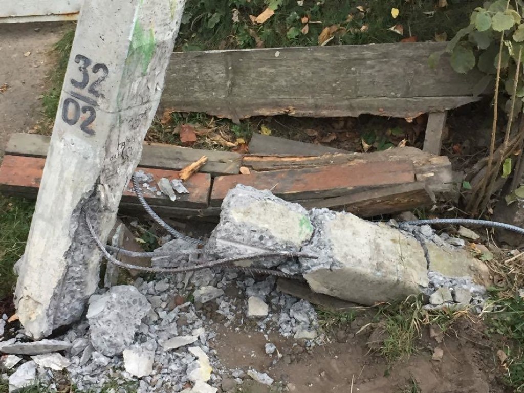 На Закарпатье сбитый микроавтобусом столб упал и убил пожилого человека