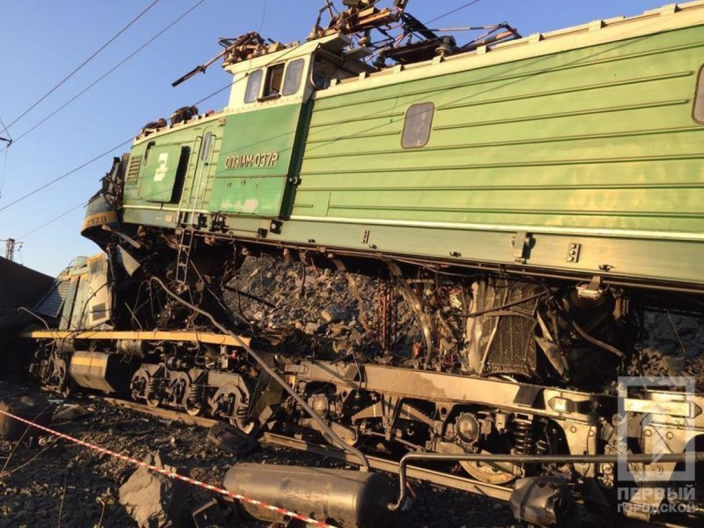 На карьере в Кривом Роге столкнулись два локомотива, погибли три человека (ФОТО)