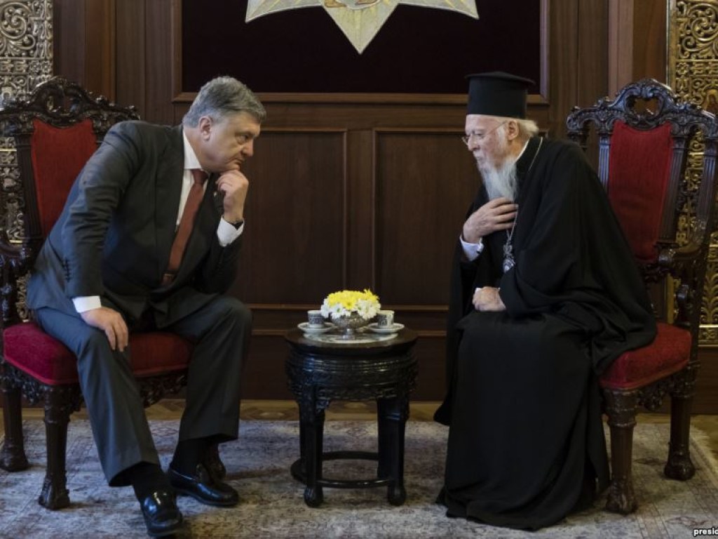 Константинопольский патриарх начал подыгрывать желаниям украинского Президента – политолог
