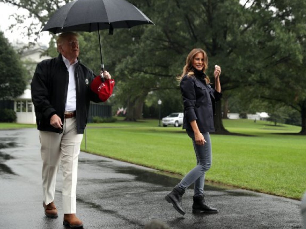 Дональд Трамп пожалел зонтик для супруги (ФОТО, ВИДЕО)