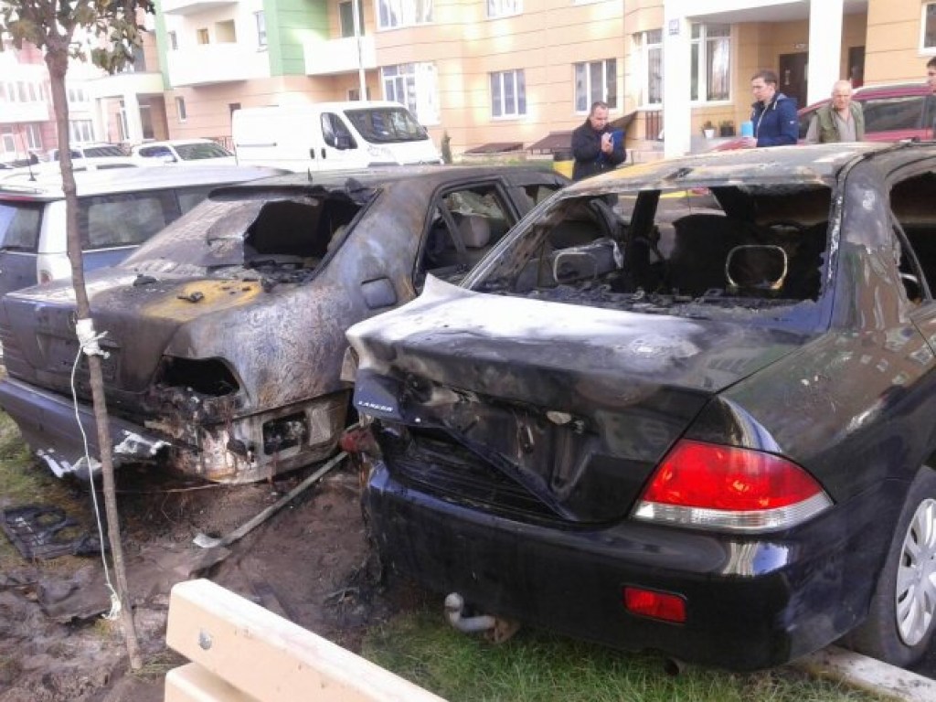 Под Киевом у жилого дома сгорели шесть автомобилей (ФОТО)