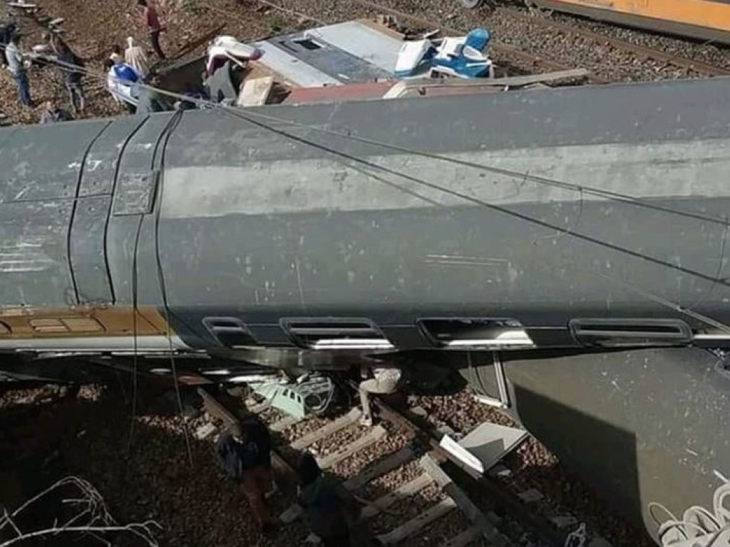 В Марокко поезд сошел с рельсов: 10 человек погибли, 90 пострадали