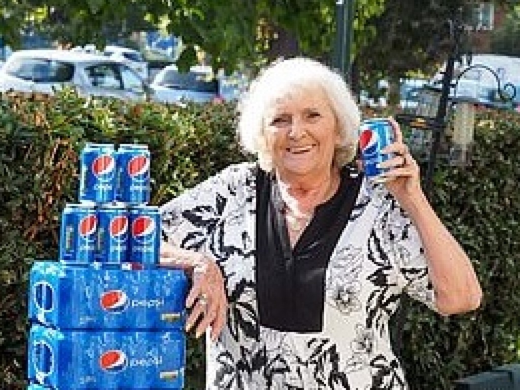 77-летняя британка всю жизнь пьет по четыре банки «Пепси» в день (ФОТО)