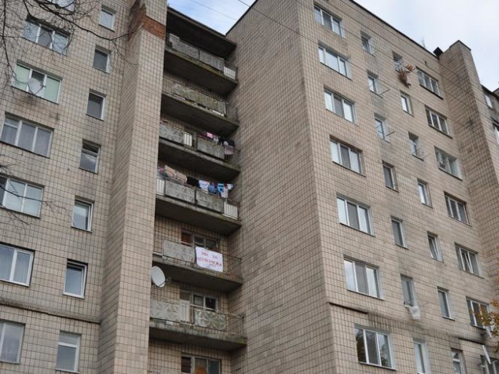 В Ровно пенсионерка выбросилась из окна восьмого этажа малосемейки