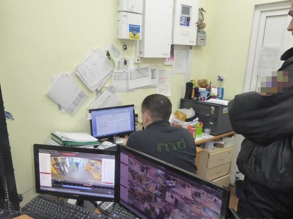 В Киеве мужчина украл сыр и шоколад и пытался спрятаться под прилавком