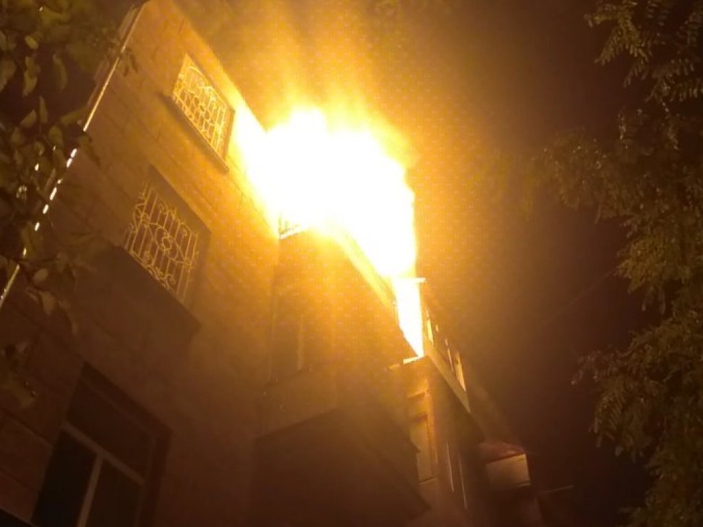 В Николаеве произошел пожар на балконе жилого дома (ФОТО, ВИДЕО)